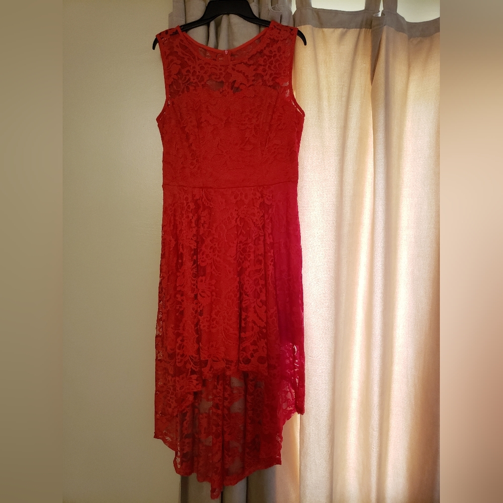 Chic Scarlet Lace High-Low Prom Dress